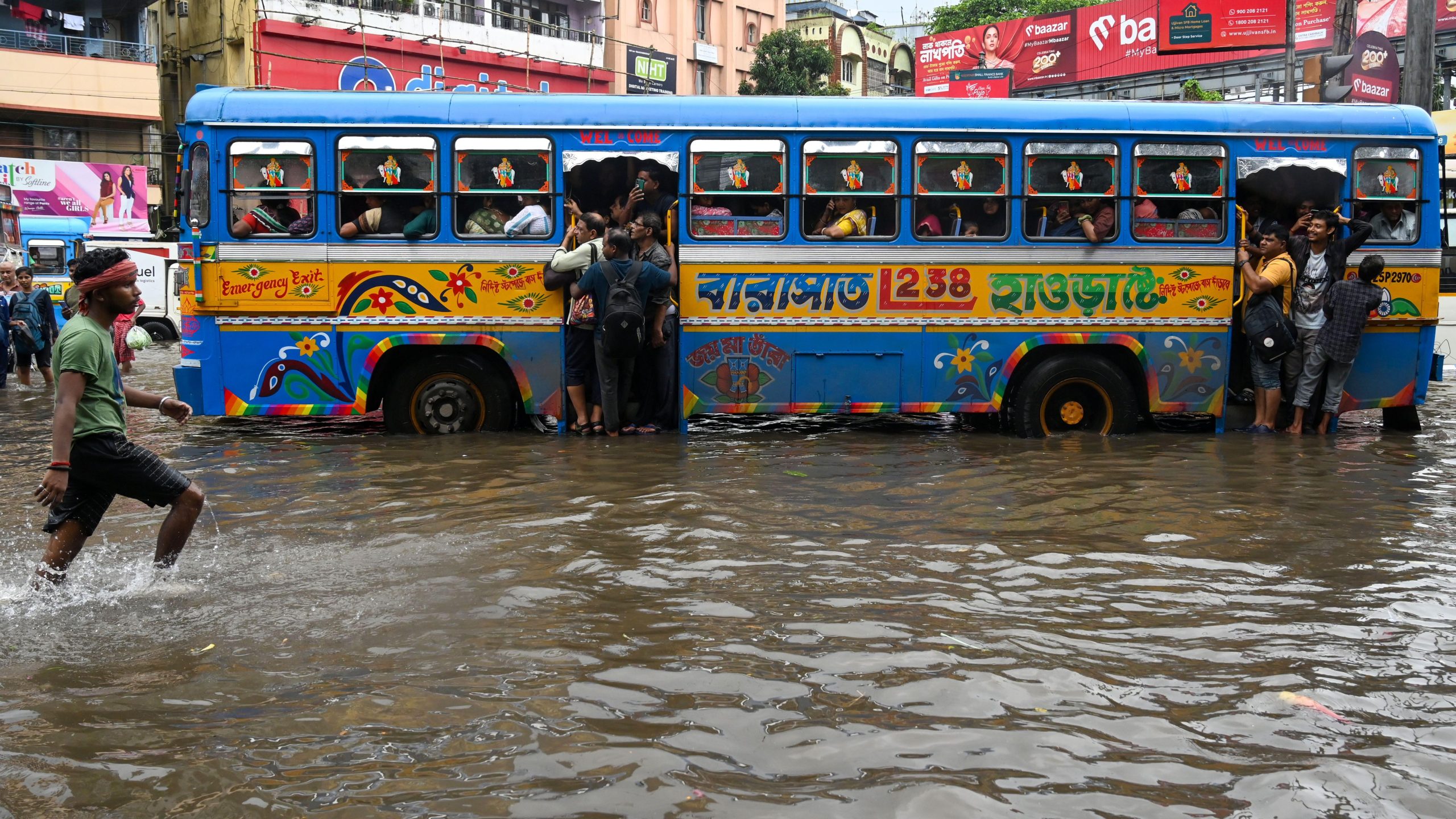 সোমবার সকালের টানা বৃষ্টিতে নাকাল কলকাতা! জলমগ্ন একাধিক পথ
