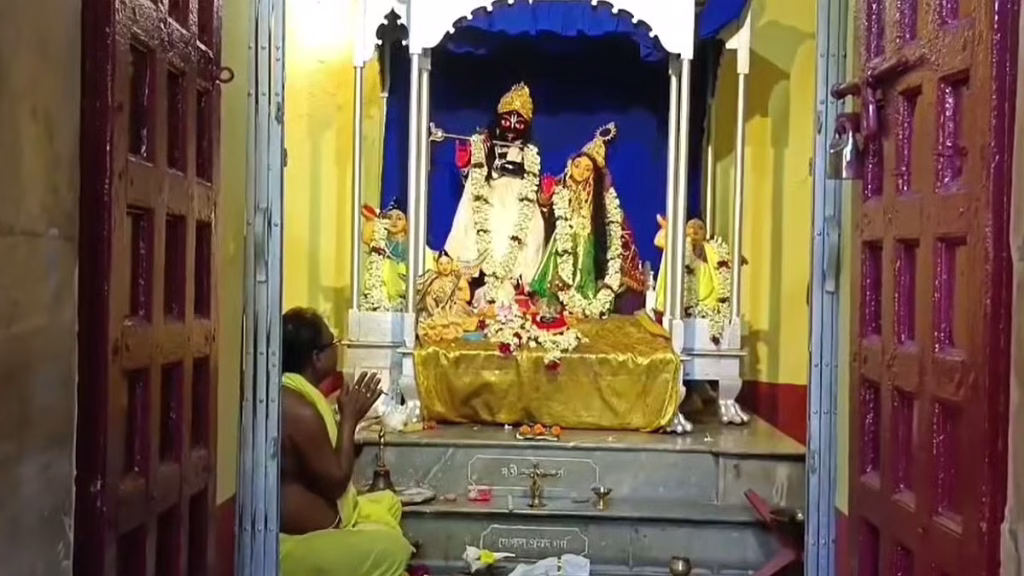 ঝুলনে গোপালের ৫ দিনে ৫ বেশ মহিষাদল রাজবাড়িতে