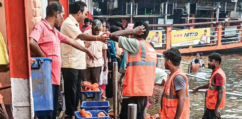তারকেশ্বরের শ্রাবণী মেলার জঞ্জাল সরিয়ে হিরো সাফাইকর্মীরা